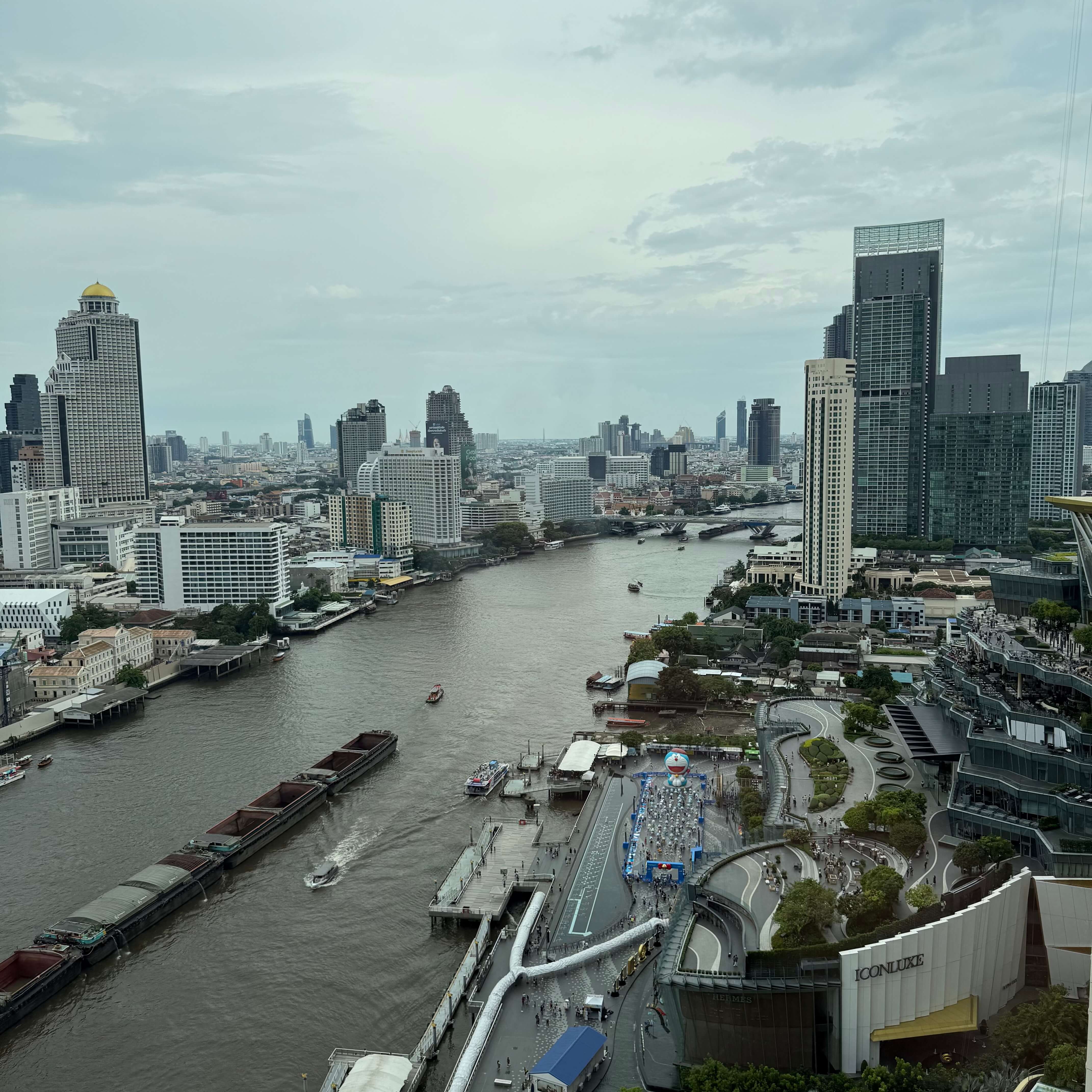 酒店房间河景